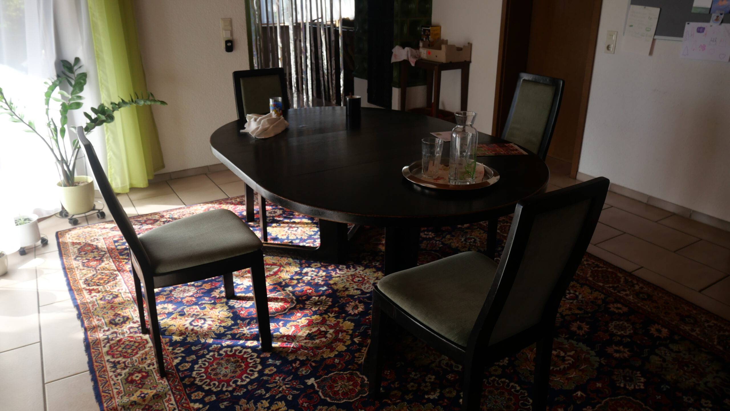 Esszimmertisch mit Stühlen